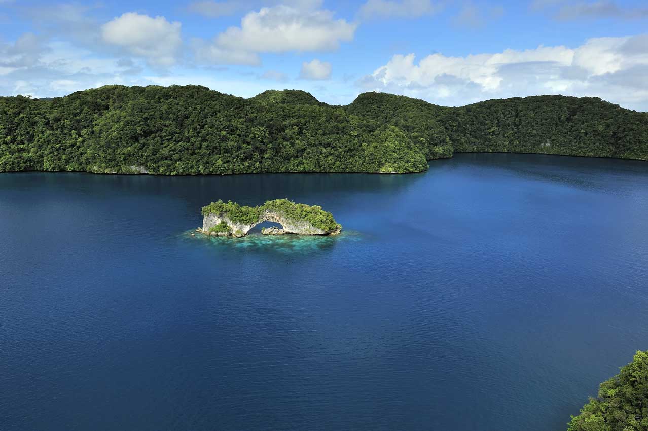 Vue aérienne avec l'Arche qui se trouve parmi les îles rocheuses – Palaos