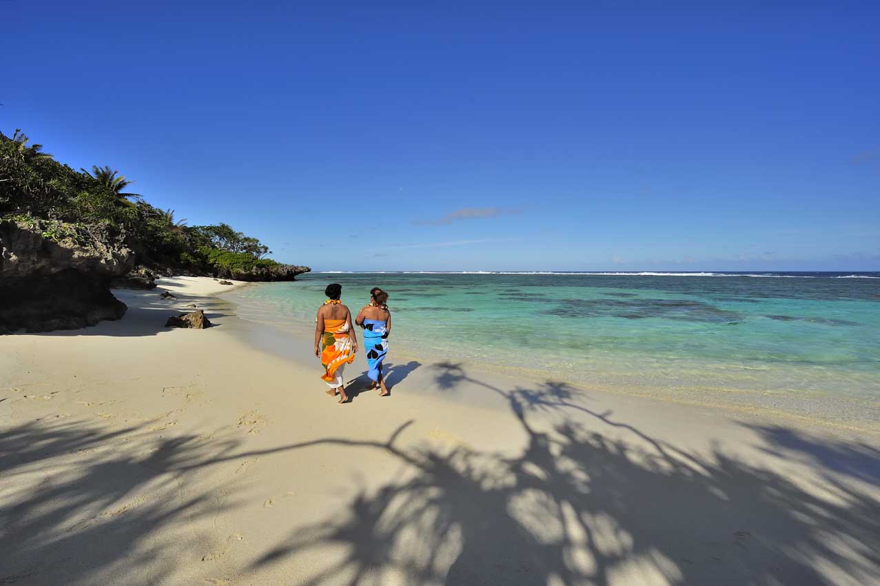 Deux jeunes habitantes de Rurutu sur la plage - Polynésie Française