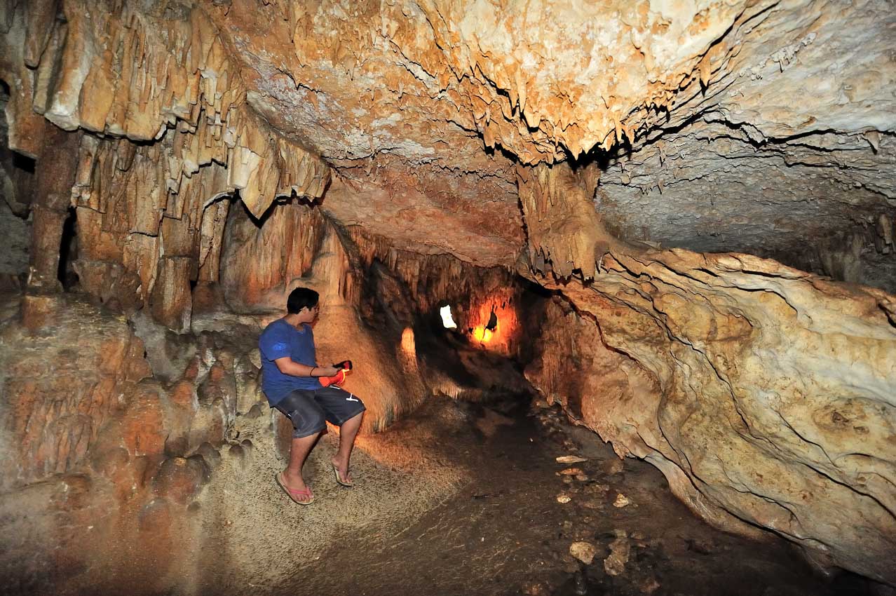 Grotte de Taupe'e sur la côte est de Rurutu - Polynésie Française