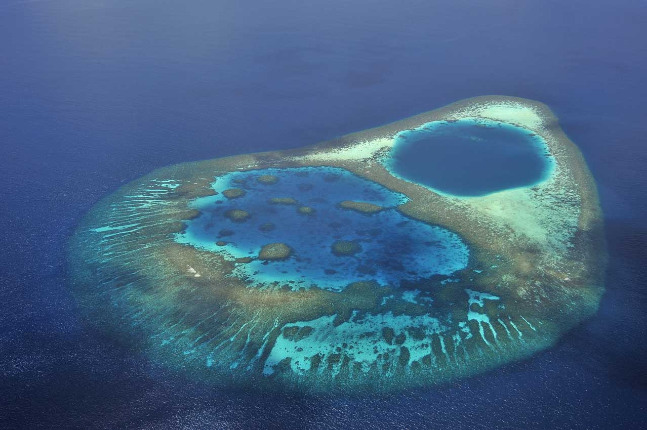 Vue aérienne du récif corallien qui forme un lagon – Maldives