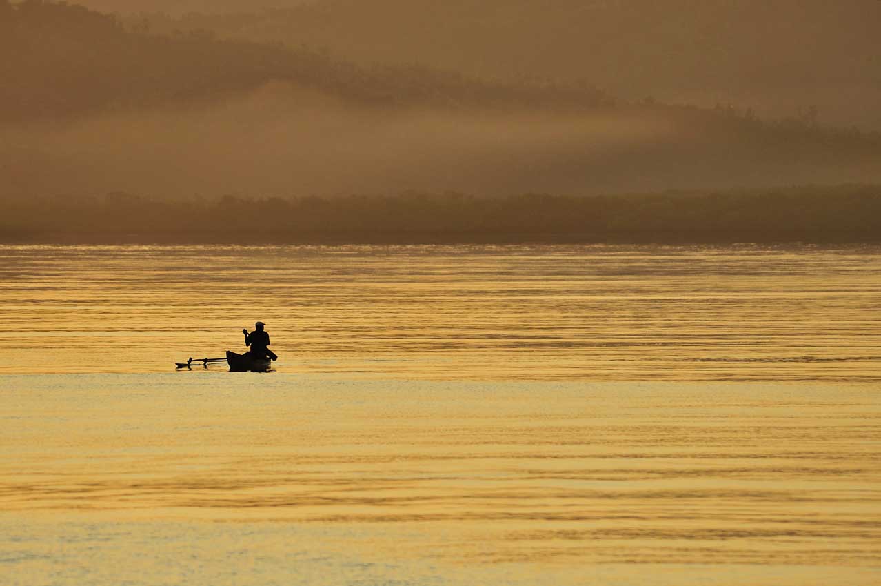 Un pêcheur dans l'archipel des Radama au lever du soleil – Madagascar