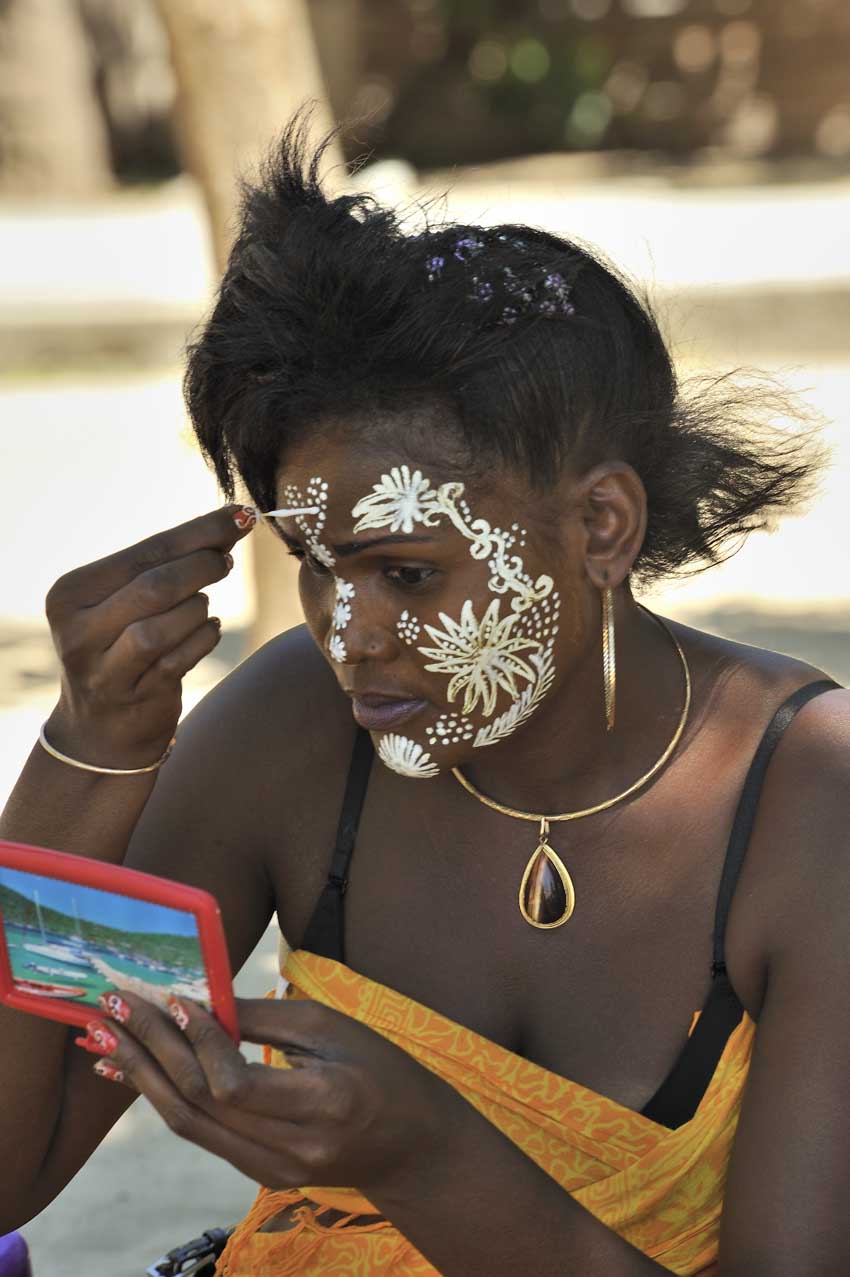 Jeune femme se maquillant de manière traditionnelle – Madagascar