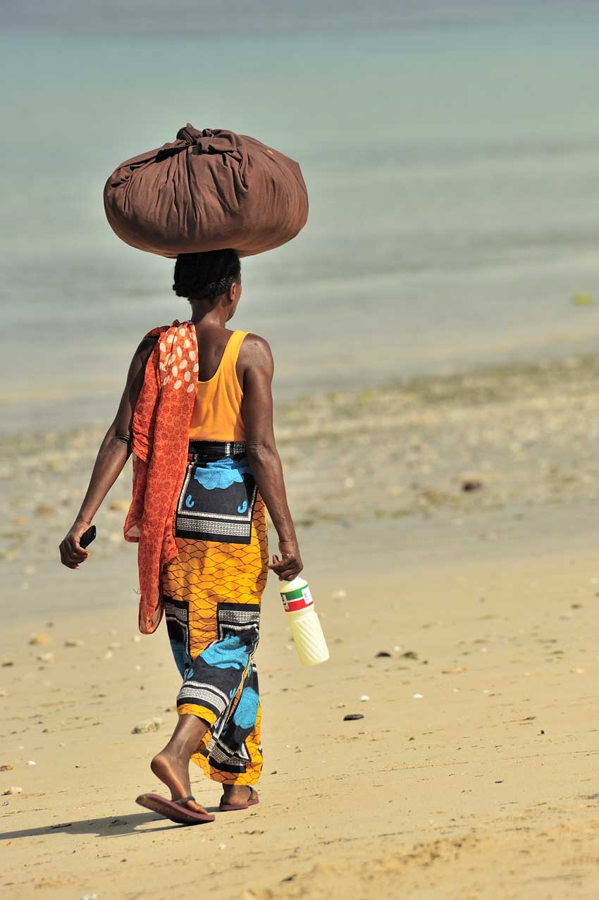 Une femme en pagne ou boubou sur la plage – Madagascar