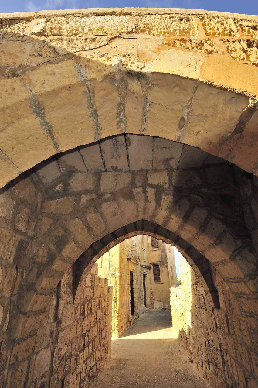 Les rues qui mènent à la Citadelle de Victoria - Malte