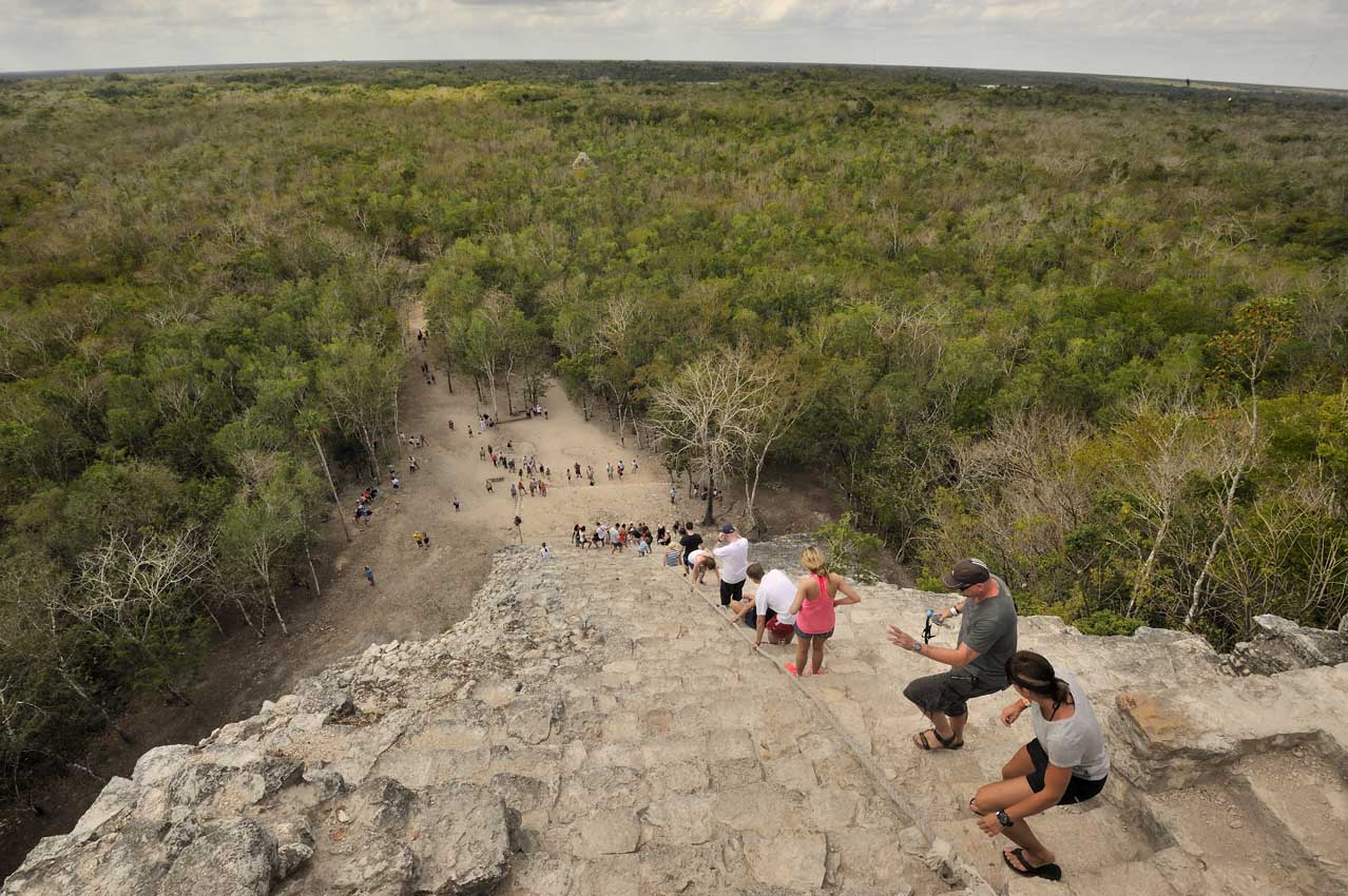 Touristes en haut de la pyramide Nohoch Mul – Mexique