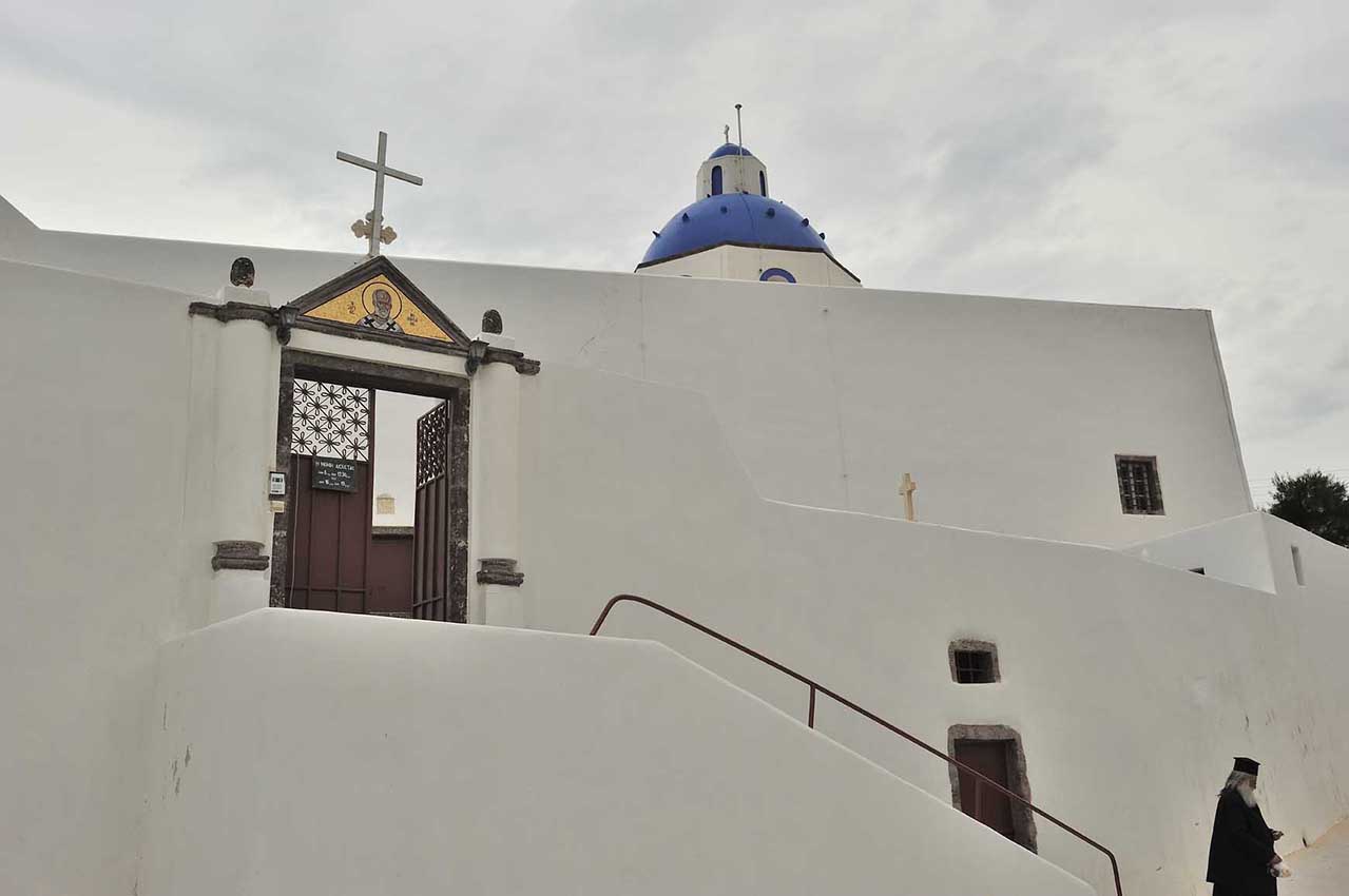 Une église du village très touristique de Fira Aegean - Grèce