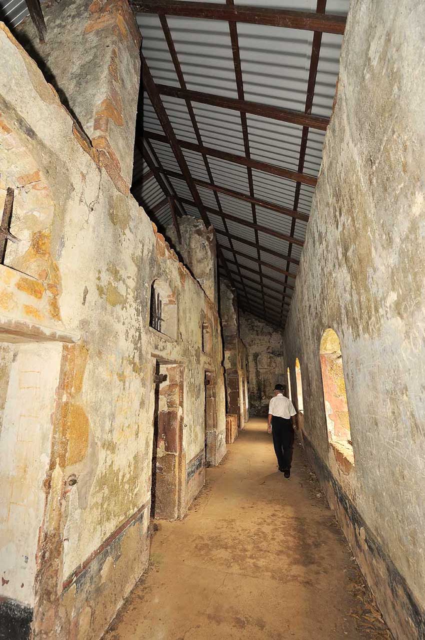 Le couloir avec de chaque côté les cellules du bagne - Guyane Française