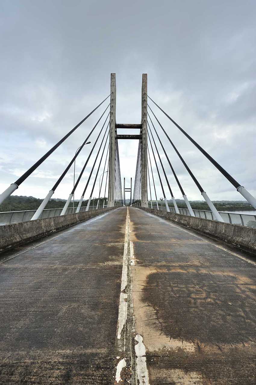 Le pont qui relie la France au Brésil près de Saint-Georges de l'Oyapock - Guyane Française