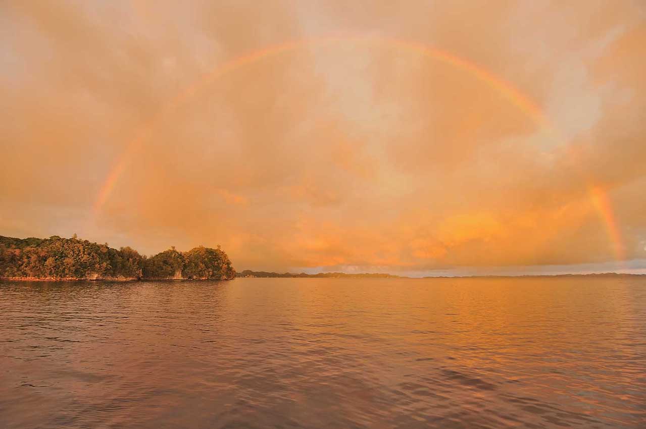 Un arc-en-ciel au crépuscule sur les Rocky Islands – Palaos
