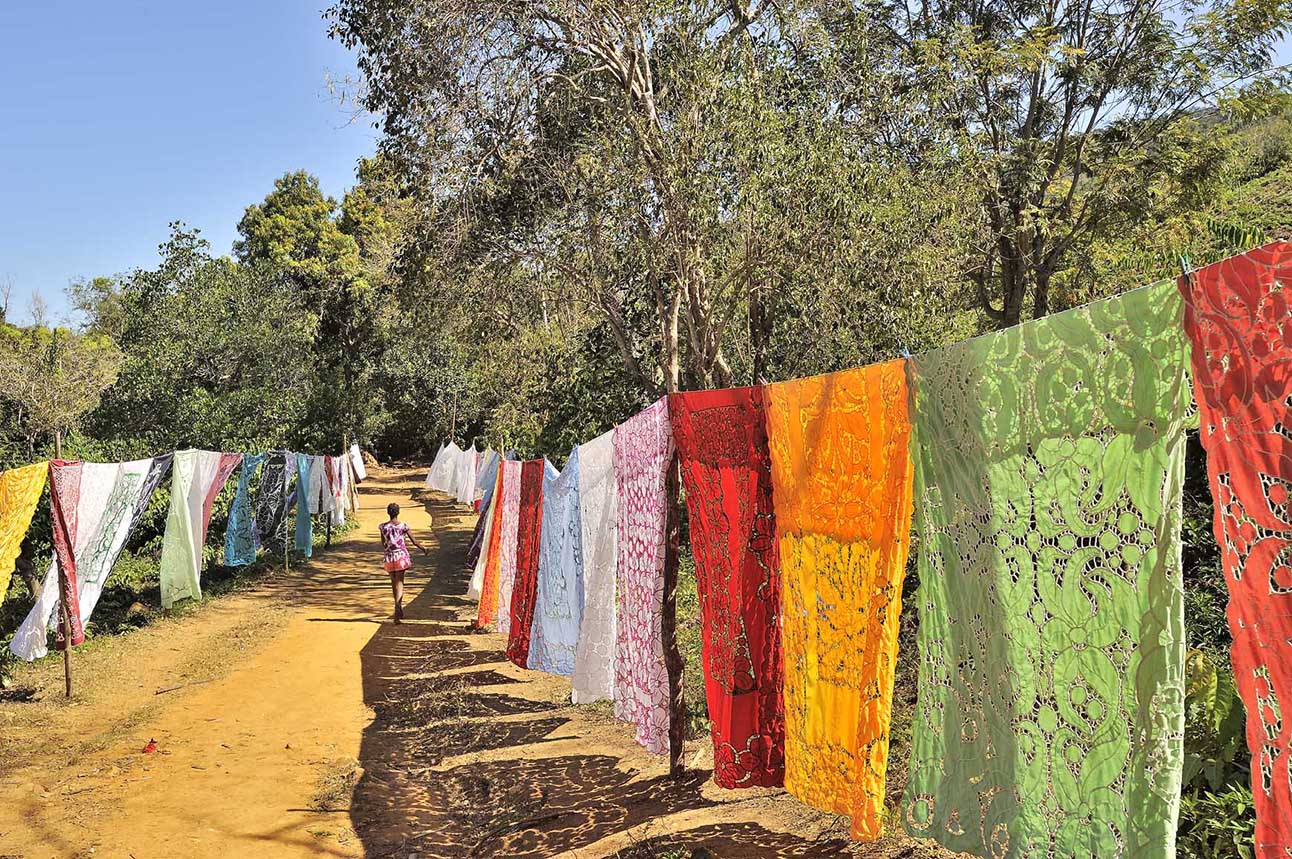Des nappes multicolores sèchent au soleil – Madagascar