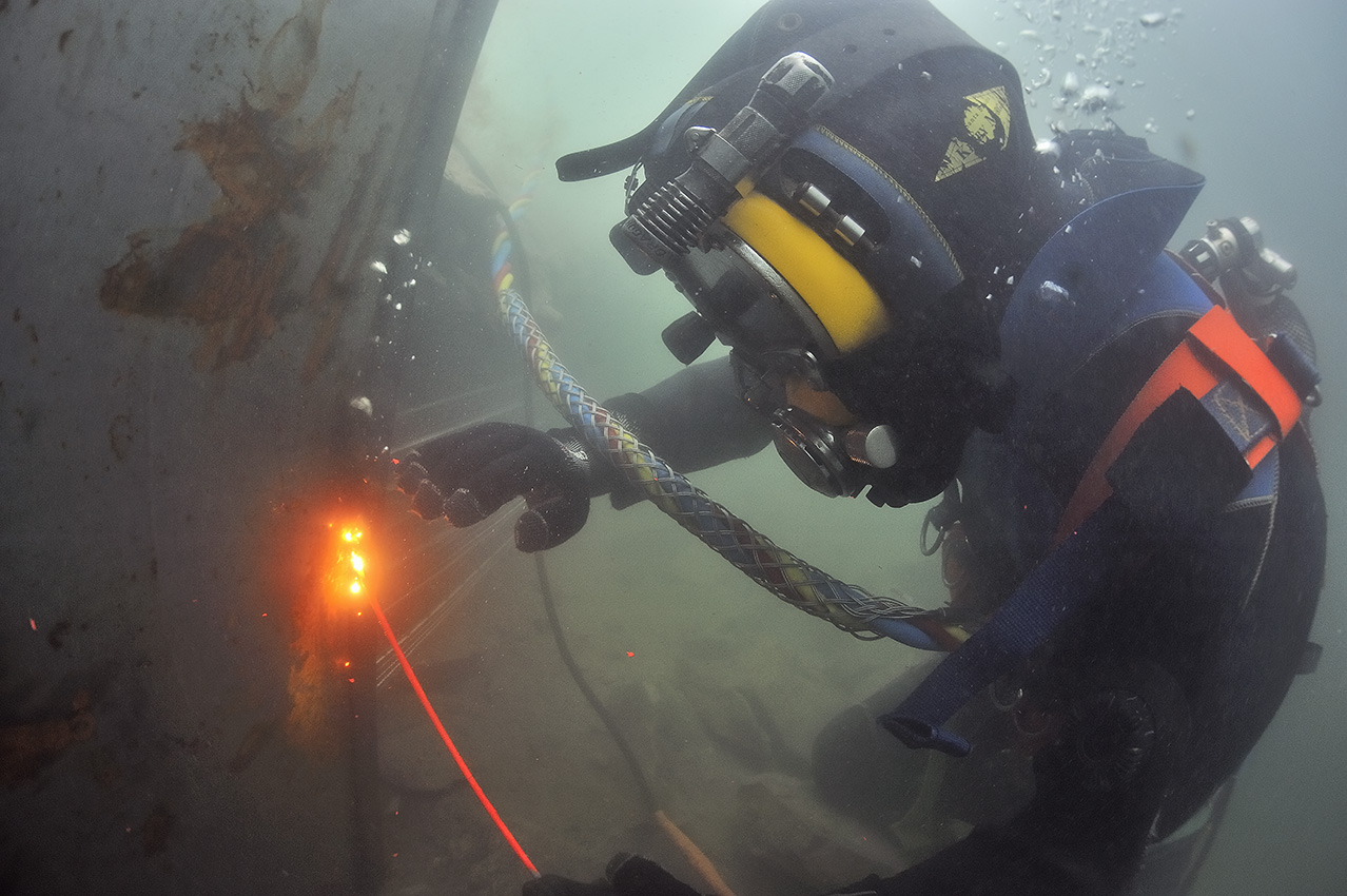 Une équipe de scaphandriers est en train de réparer les quais du Rhône – France