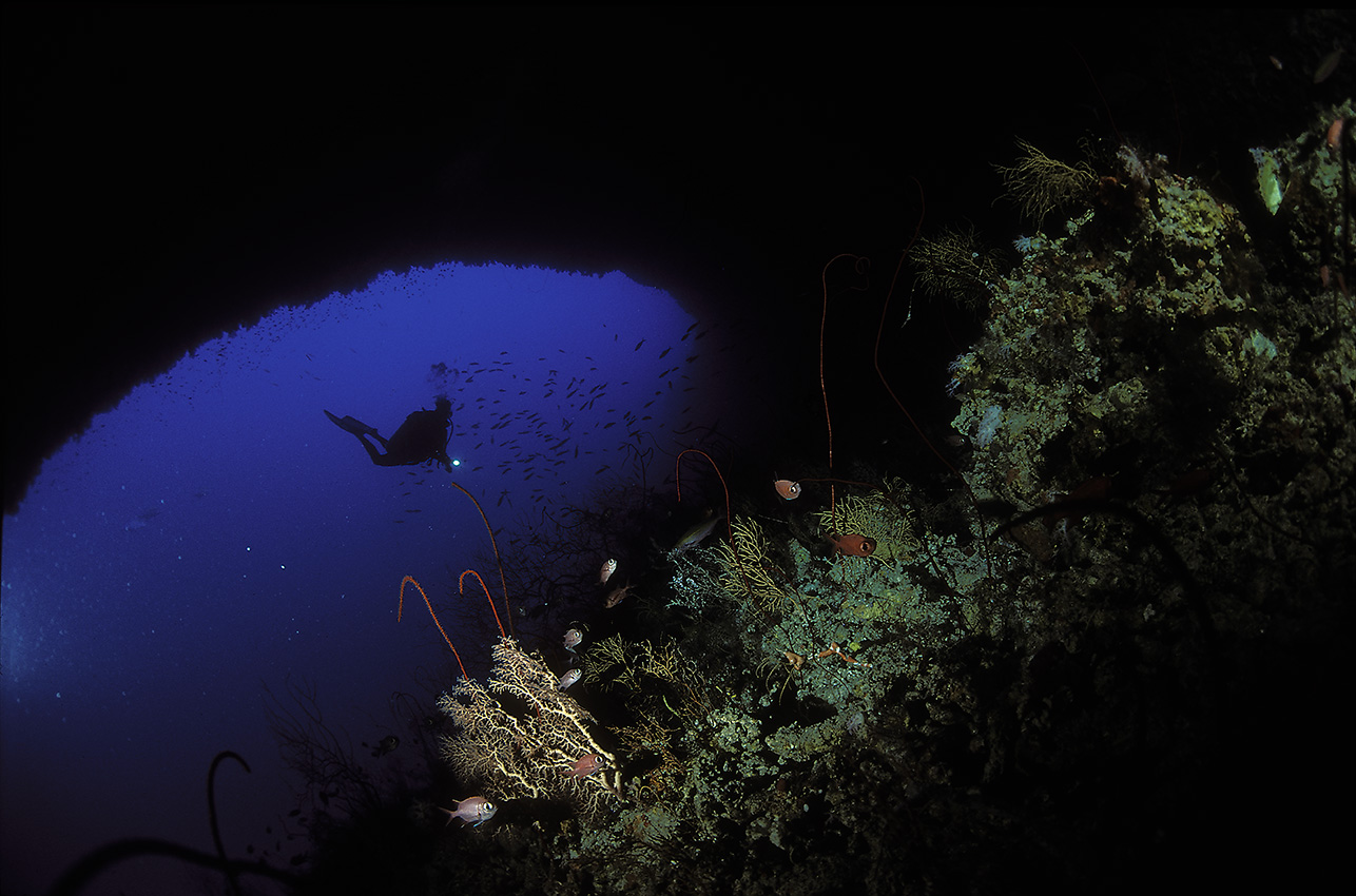Un plongeur dans une grotte sous marine – Maldives