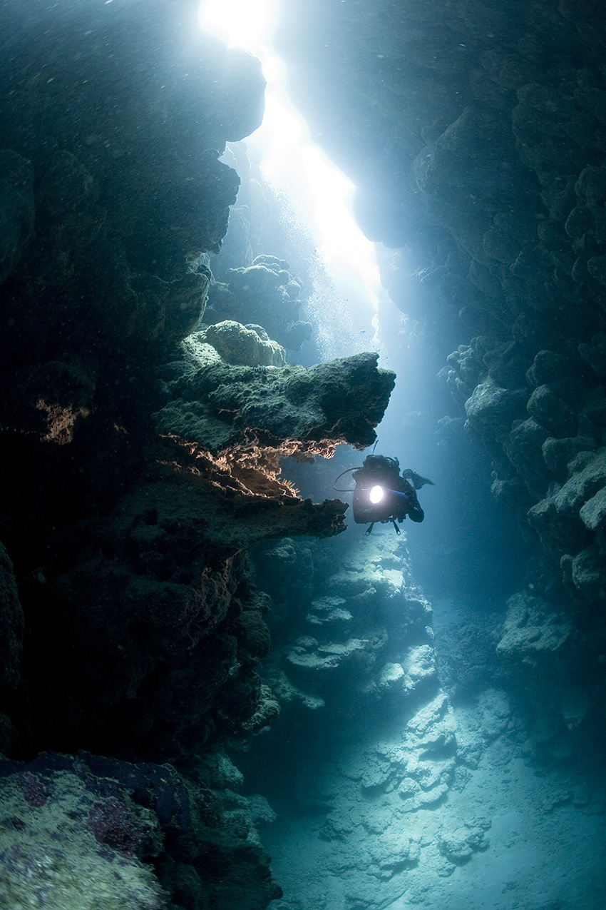 Un plongeur dans une faille à Hienghène - Nouvelle Calédonie