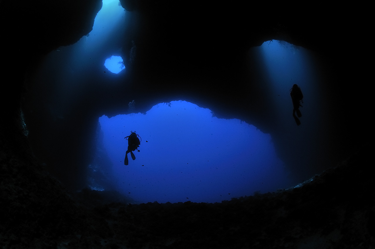 Des plongeurs dans des grottes sous-marines - Palaos