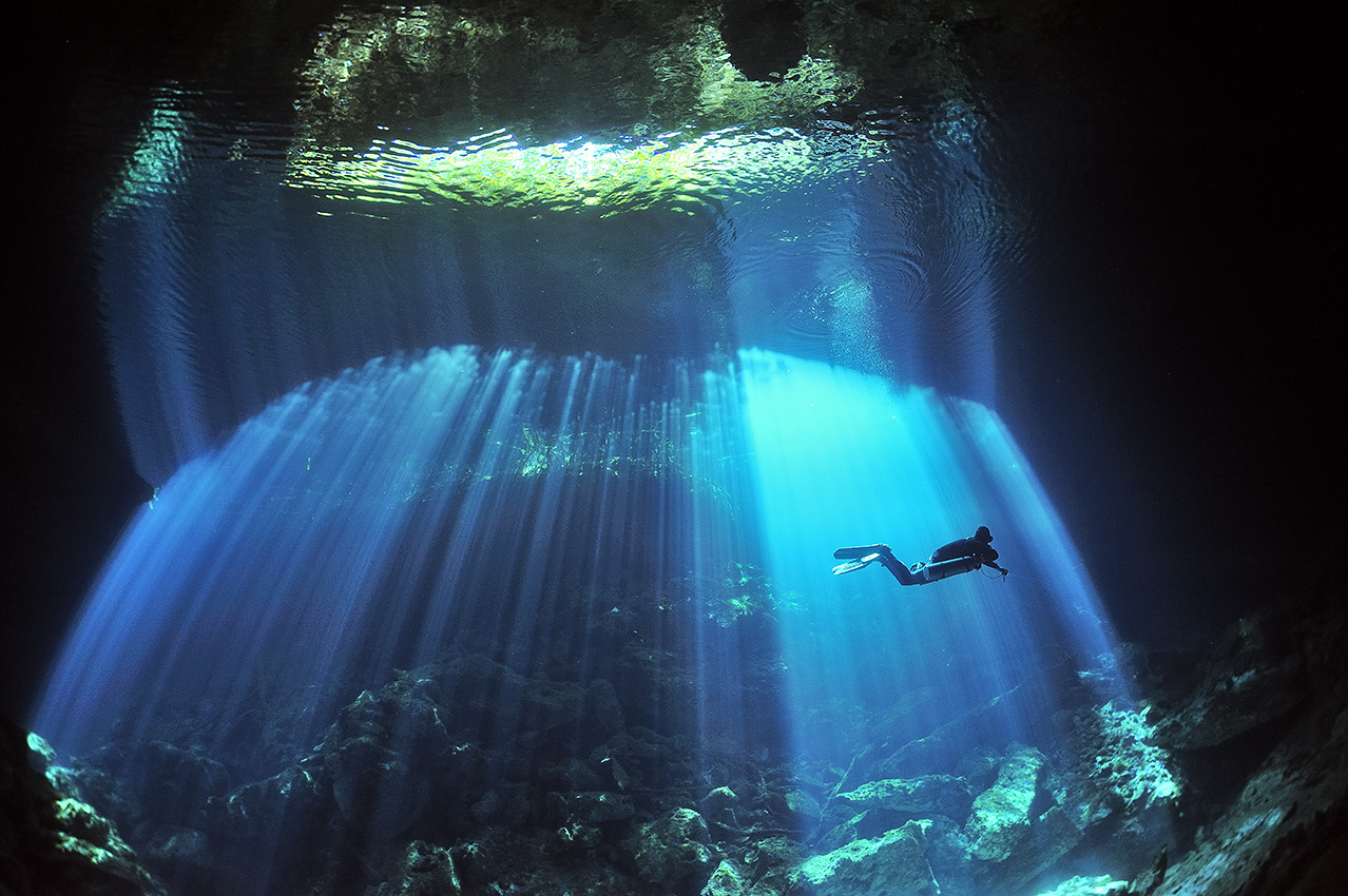 Un plongeur dans un cénote - Mexique