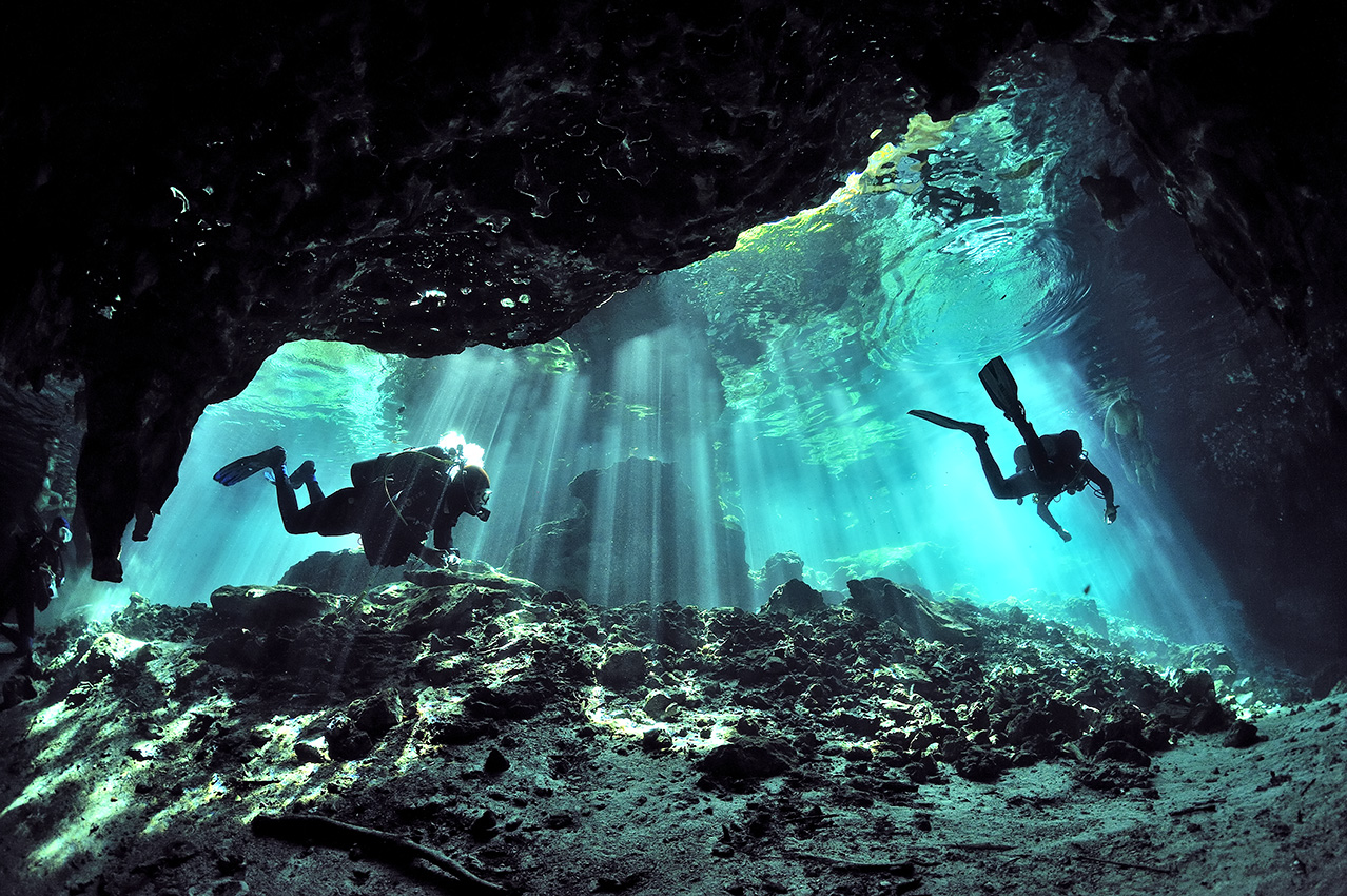 Plongeurs et nageurs à l'entrée du cénote- Mexique