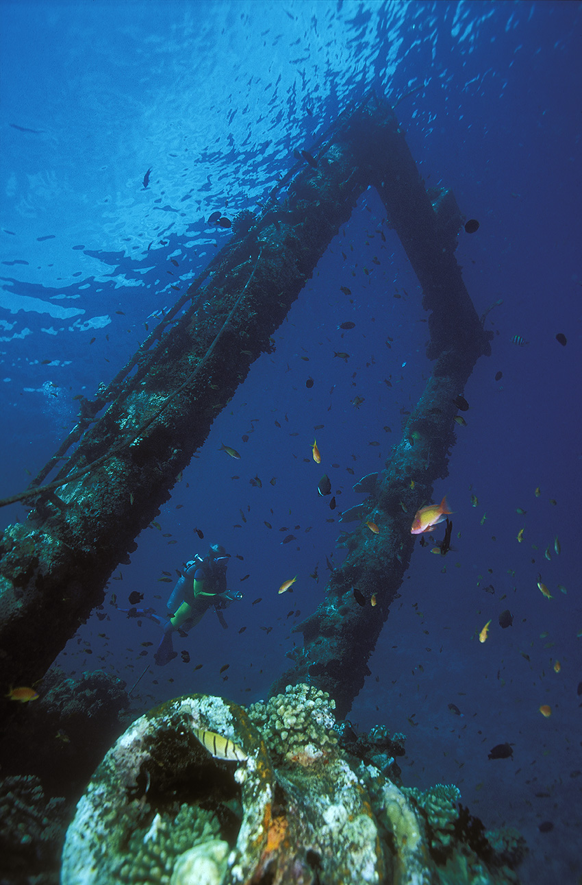 Un plongeur sur l'épave de Feliwaru - Maldives
