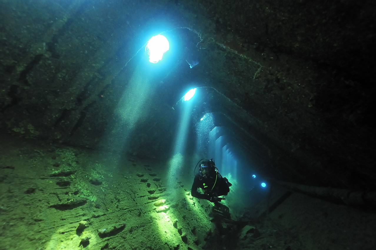 Un plongeur dans les coursives de l'épave de l'Umbria - Soudan