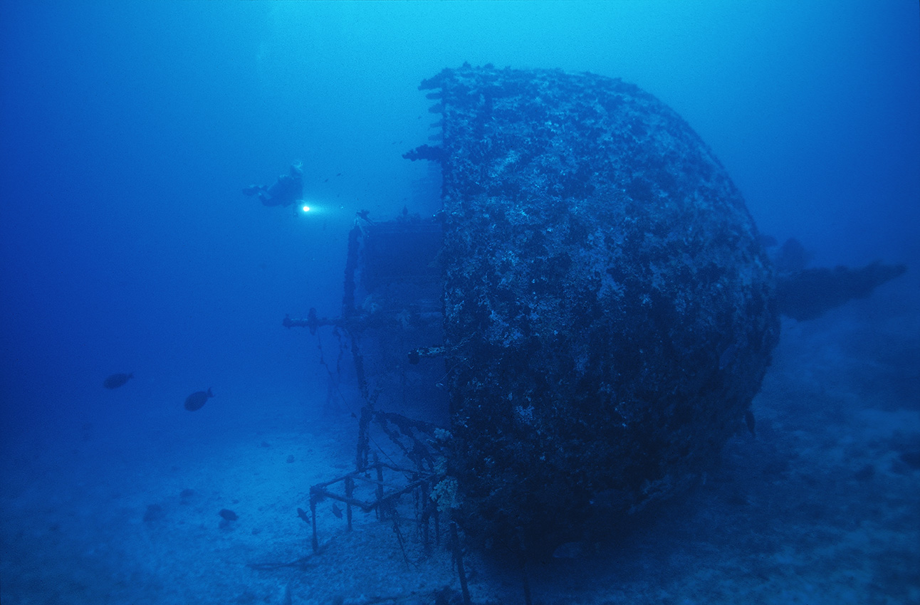 Un plongeur sur l'épave de Feliwaru – Maldives