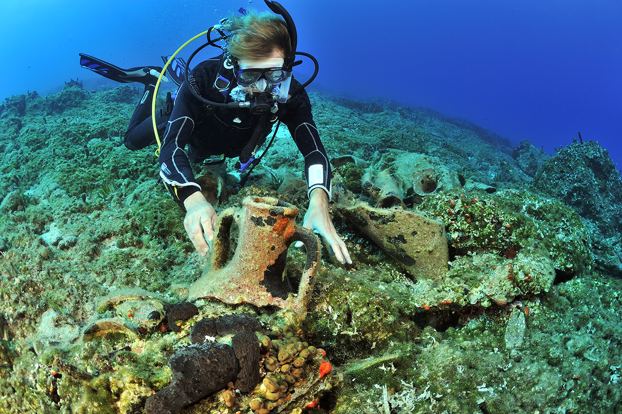 Une plongeuse devant des poteries antiques sur le site de Faros- Grèce