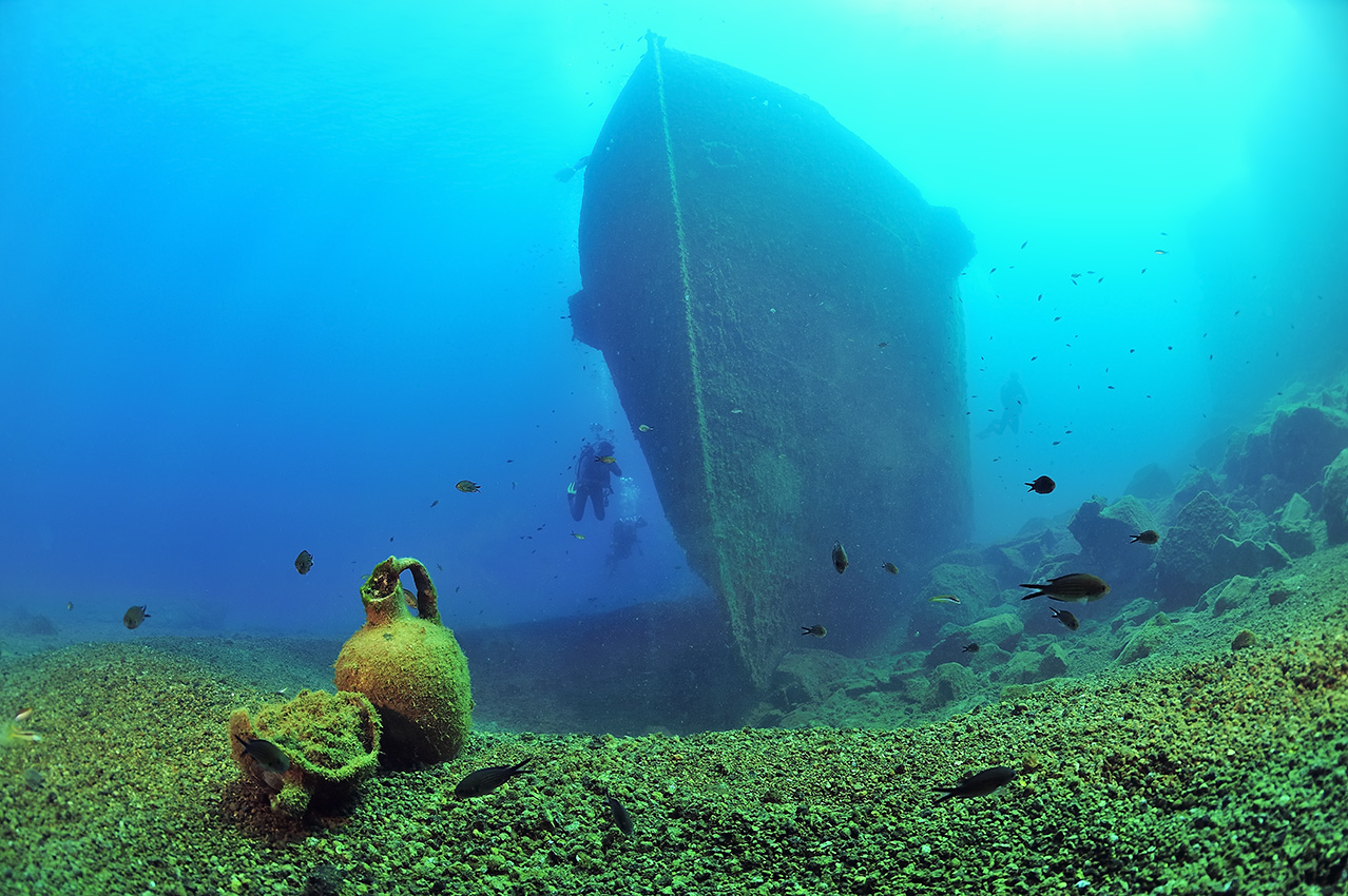 Des plongeurs sur l'épave de Palea Kameni – Grèce