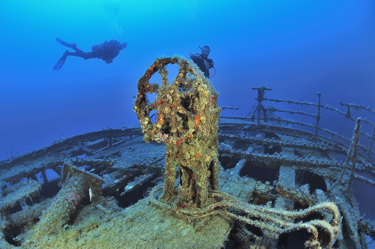 Plongeurs au-dessus de la barre sur l'épave du Imperial Eagle, un ferry coulé pour en faire un récif artificiel - Malte