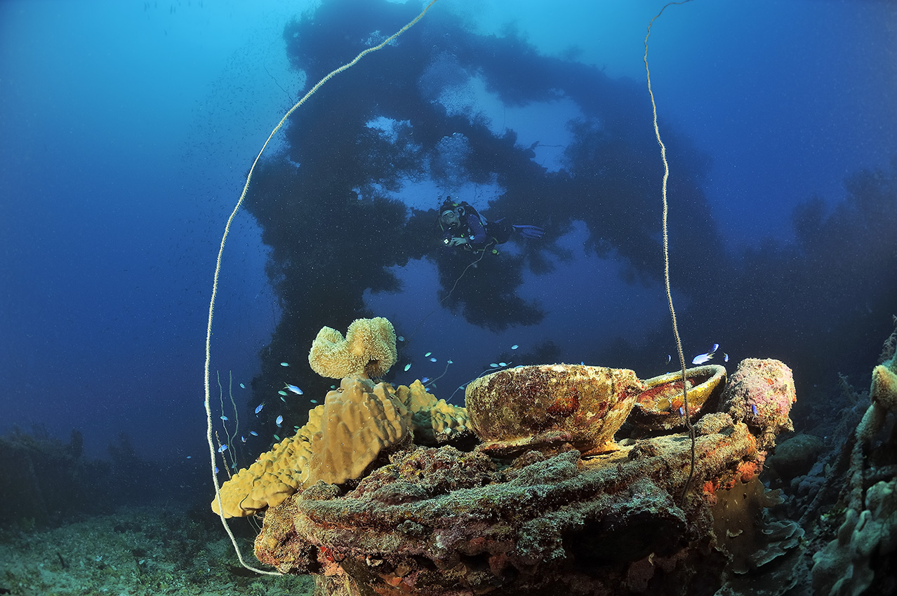 Un plongeur sur l'épave du Shinkoku Maru - Chuuk Lagoon ou Truk Lagoon
