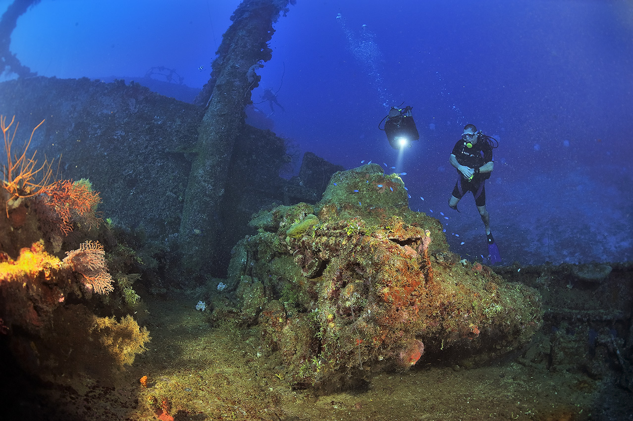 Des plongeurs au-dessus d'un char sur le pont de l'épave du Nippo Maru - Chuuk Lagoon ou Truk Lagoon