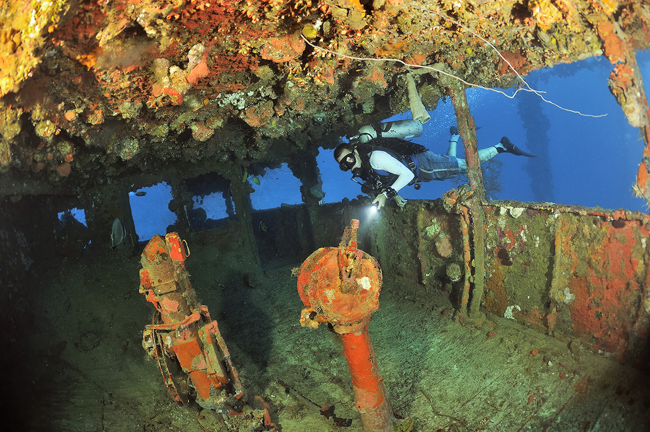 Un plongeur dans la passerelle de commandement de l'épave du Nippo Maru - Chuuk Lagoon ou Truk Lagoon