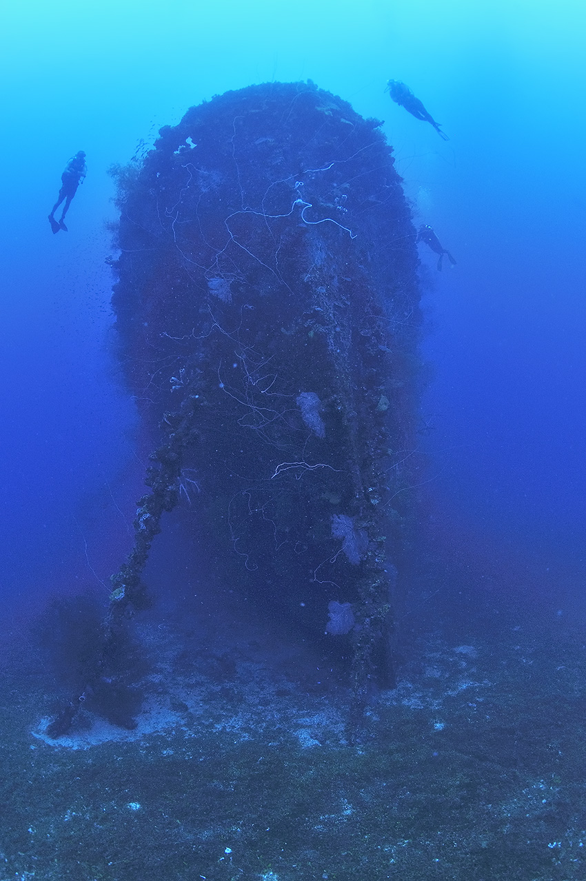 Plongeurs à la proue de l'épave du Seiko Maru - Chuuk Lagoon ou Truk Lagoon