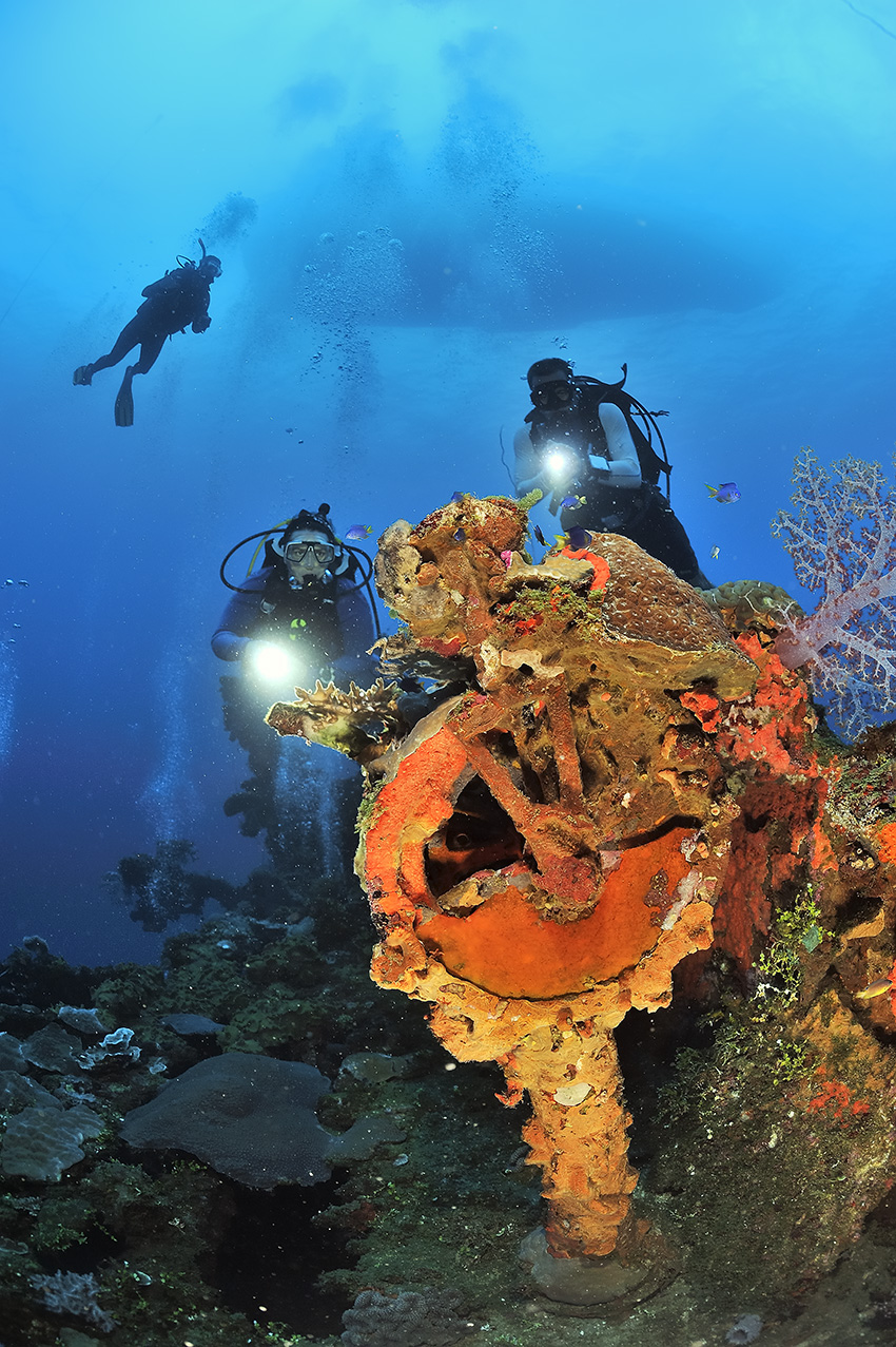 Plongeurs au-dessus du chadburn de l'épave du Seiko Maru - Chuuk Lagoon ou Truk Lagoon
