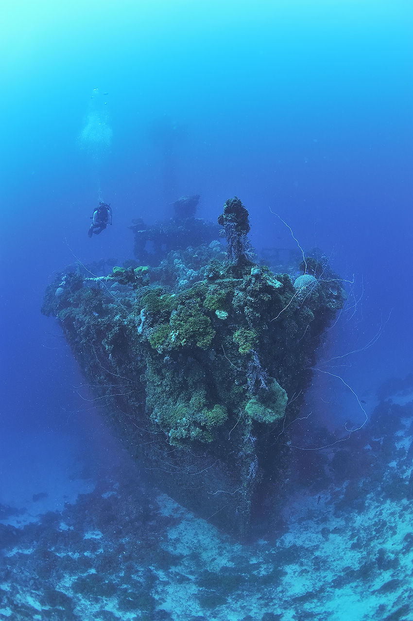 Un plongeur près de la proue de l'épave du Unkai Maru - Chuuk Lagoon ou Truk Lagoon