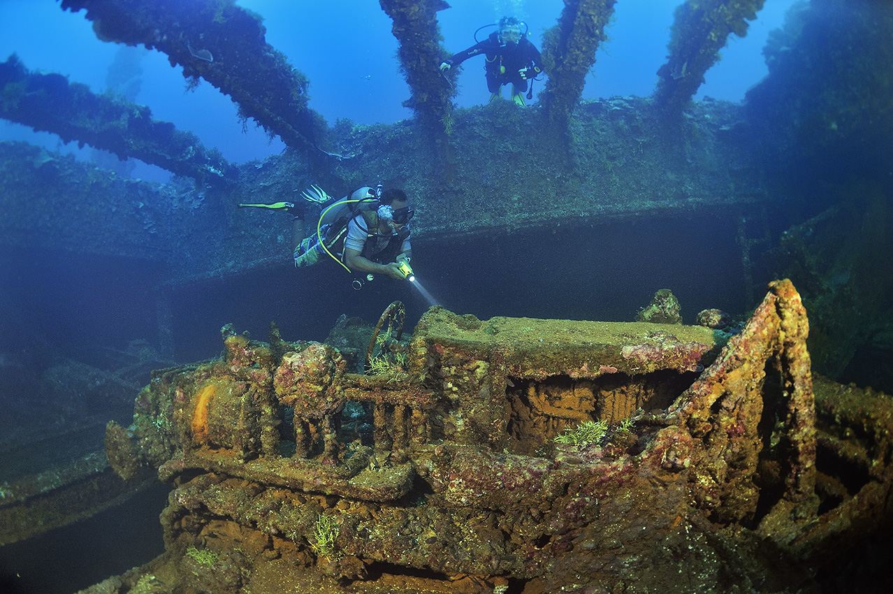 Un bulldozer dans la cale de l'épave du Hoki Maru - Chuuk Lagoon ou Truk Lagoon