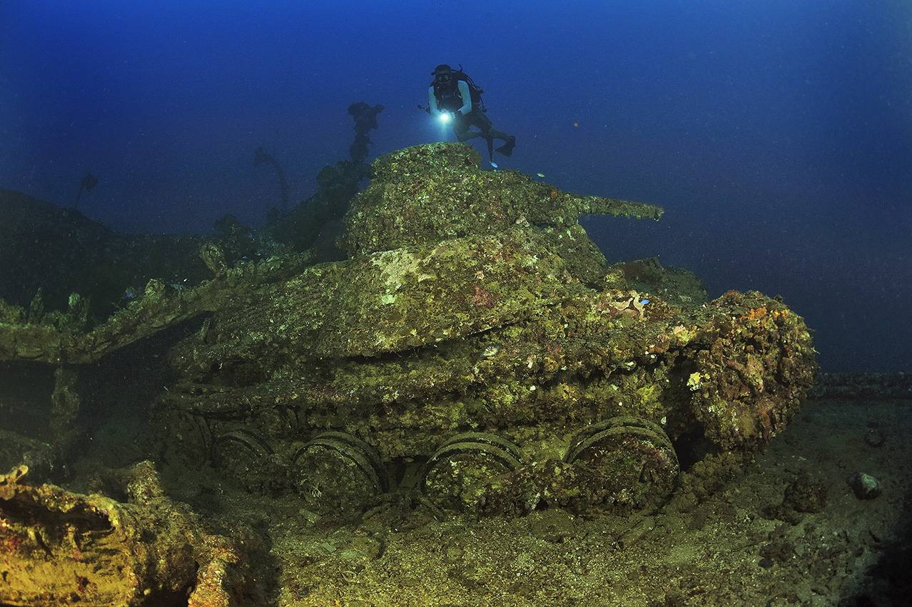 Un plongeur au-dessus d'un char sur l'épave du San Francisco Maru - Chuuk Lagoon ou Truk Lagoon